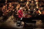 Stephen Kovacevich ved sin meget lave klaverbænk foran Det Kongelige Kapel i Operaen. Foto: Miriam Dalsgaard