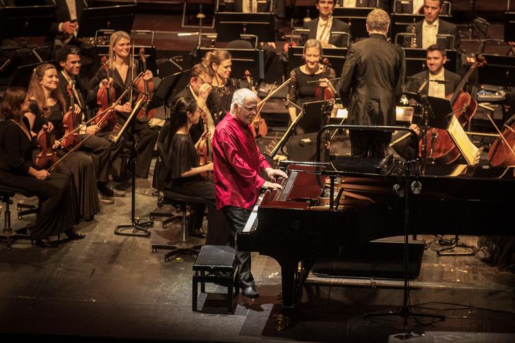 Stephen Kovacevich ved sin meget lave klaverbænk foran Det Kongelige Kapel i Operaen. Foto: Miriam Dalsgaard
