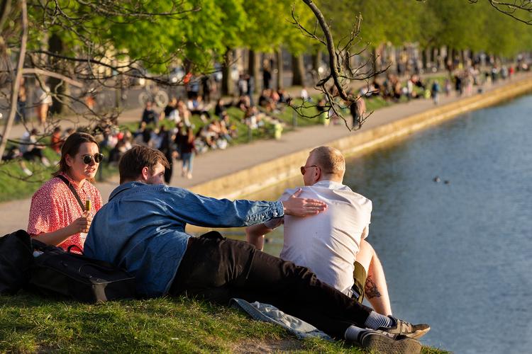 Danskerne er blandt de folkefærd i OECD, der arbejder mindst - også selv om man tager højde for, at danske kvinder arbejder relativt meget samarbejdet med kvinder i de fleste andre lande. Dermed er der mere tid til hygge, som her omkring Søerne i København.  Foto: Finn Frandsen