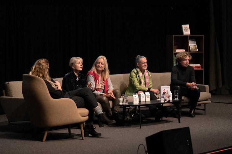 Gitte Løkkegaard, Hanne-Vibeke Holst, Anne Linnet, Ritt Bjerregaard og Christine Antorini på Bogforum i Bella Center i 2017. Foto: Peter Hove Olesen