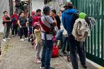 Turister fotograferet i går, hvor de venter uden for togstationen i Machu Picchu, efter at togdriften var blevet stoppet på grund af skader, som angiveligt var udført af demontranter.  Foto: Carolina Paucar/Ritzau Scanpix