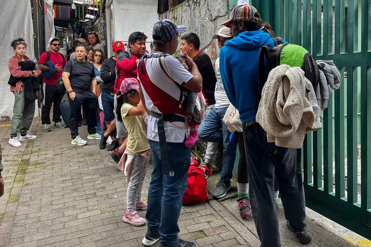 Turister fotograferet i går, hvor de venter uden for togstationen i Machu Picchu, efter at togdriften var blevet stoppet på grund af skader, som angiveligt var udført af demontranter.  Foto: Carolina Paucar/Ritzau Scanpix