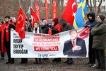 'Recep Tayyip Erdogan - vi elsker dig', står der på banneret, som demonstranter bar lørdag uden for Tyrkiets ambassade i Stockholm.  Foto: Fredrik Sandberg/Ritzau Scanpix