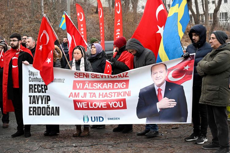 'Recep Tayyip Erdogan - vi elsker dig', står der på banneret, som demonstranter bar lørdag uden for Tyrkiets ambassade i Stockholm.  Foto: Fredrik Sandberg/Ritzau Scanpix
