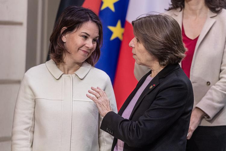 Tysklands udenrigsminister, Annalena Baerbock (tv.), i samtale med sin franske kollega, Catherine Colonna, under et møde i Paris tidligere i dag.  Foto: Pool/Ritzau Scanpix