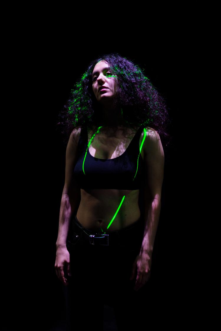 Med eller uden tøj er Hanin Georgis et powerhouse på scenen, når hun går i aktion for at skabe plads til et radikalt anderledes bud på, hvad en arabisk kvinde kan være. Foto: Zuhal Kocan
 
 Foto: Zuhal Kocan