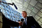     Udenrigsminister Lars Løkke Rasmussen (M) taler med pressen på vej ind til sit første møde i Bruxelles med sine EU-kolleger (Photo by John THYS / AFP)   Foto: John Thys/Ritzau Scanpix