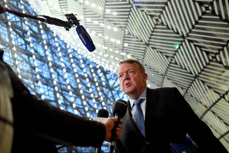     Udenrigsminister Lars Løkke Rasmussen (M) taler med pressen på vej ind til sit første møde i Bruxelles med sine EU-kolleger (Photo by John THYS / AFP)   Foto: John Thys/Ritzau Scanpix