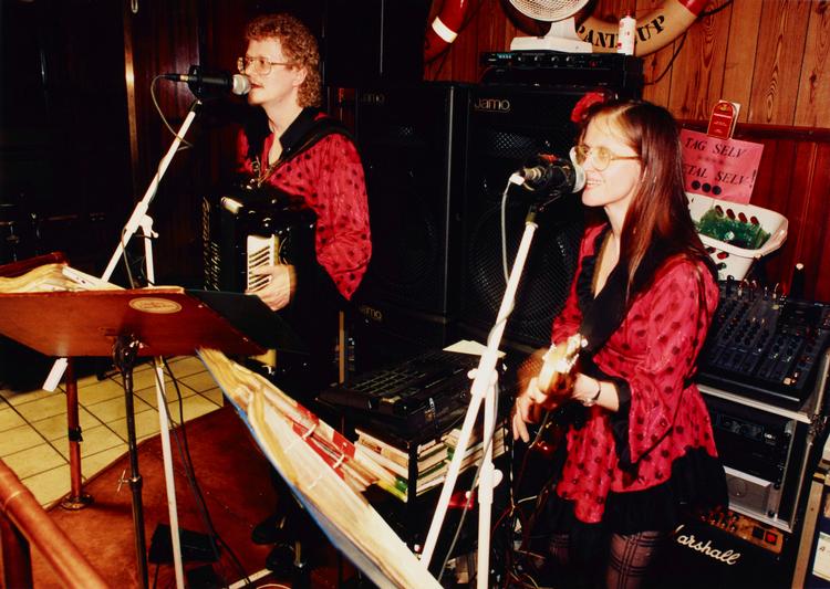 Dansktop-duoen og ægteparret Sussi &amp; Leo i 1995, da de var husorkester på Frederiks Bøfhus i Skagen. Foto: Kim Agersten