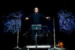Wayne Siegel har blandt andet skrevet en sci-fi-opera. Her er han i gang med at fremføre sit værk 'Two Hands (not clapping)'. Foto: Katinka Hustad
