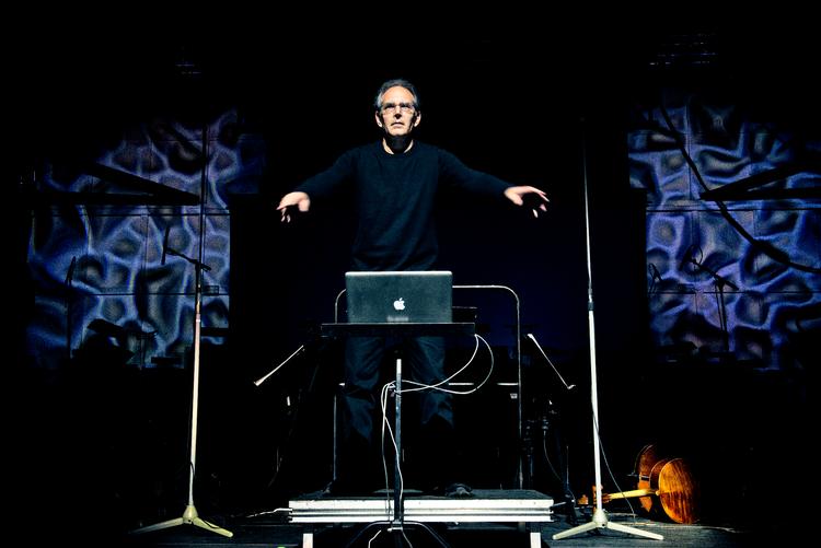 Wayne Siegel har blandt andet skrevet en sci-fi-opera. Her er han i gang med at fremføre sit værk 'Two Hands (not clapping)'. Foto: Katinka Hustad