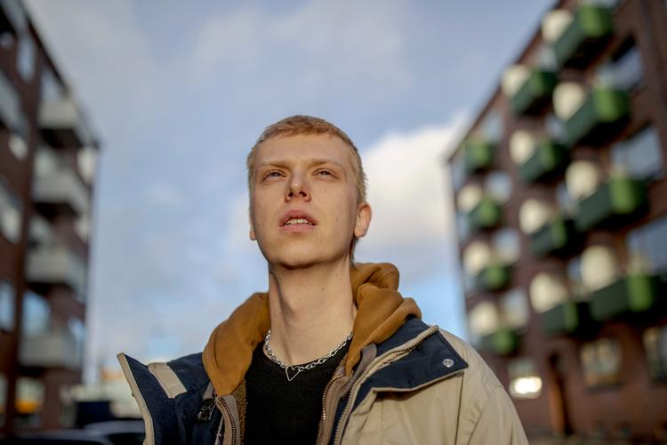 Ludvig Brostrup er ikke så bange for ekkokamre og bevæger sig selv mest blandt ligesindede. »Det er enormt trygt for mig.  Men det er også et rum, hvor jeg lærer helt vildt meget«. Foto: Miriam Dalsgaard