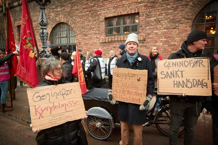 Demonstranter fotograferet fforan hovedindgangen på Christiansborg torsdag i sidste uge før debat om statsministerens redegørelse omkring afskaffelsen af store bededag. Foto Jens Dresling