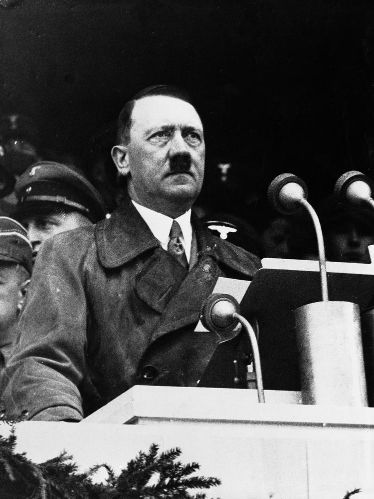 'The Meaning of Hitler' fra 2021 giver et signalement af Adolf Hitler, der her ses under en af sine taler i 1936.  Foto: Ap/Ritzau Scanpix