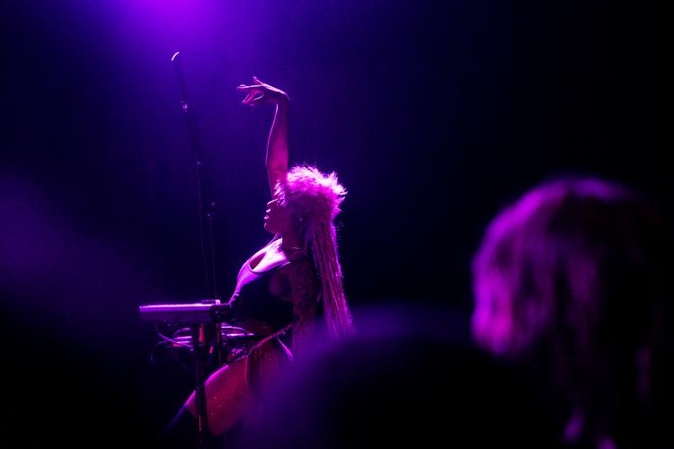 Hos Jazz Danmark har de i flere år arbejdet med at bekæmpe egne bias. Her er det den amerikanske r'n'b-violinst Sudan Archives, med det borgerlige navn Brittney Denise Parks, der giver koncert på Hotel Cecil i København.   Foto: Anders Holst Pedersen