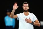 Ruslands Karen Khachanov vinkede behersket til publikum på Rod Laver Arena i Melbourne, da han havde besejret USA's Sebastian Korda i kvartfinalen. Men han kom lidt senere også med et politisk signal.   Foto: Martin Keep/Ritzau Scanpix