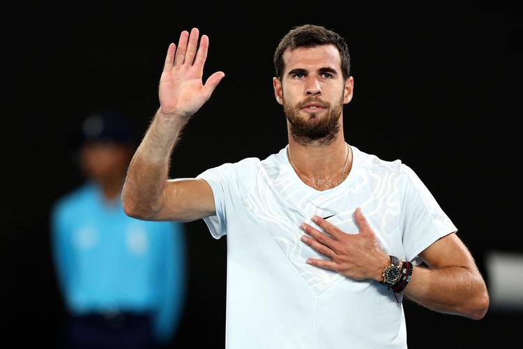 Ruslands Karen Khachanov vinkede behersket til publikum på Rod Laver Arena i Melbourne, da han havde besejret USA's Sebastian Korda i kvartfinalen. Men han kom lidt senere også med et politisk signal.   Foto: Martin Keep/Ritzau Scanpix