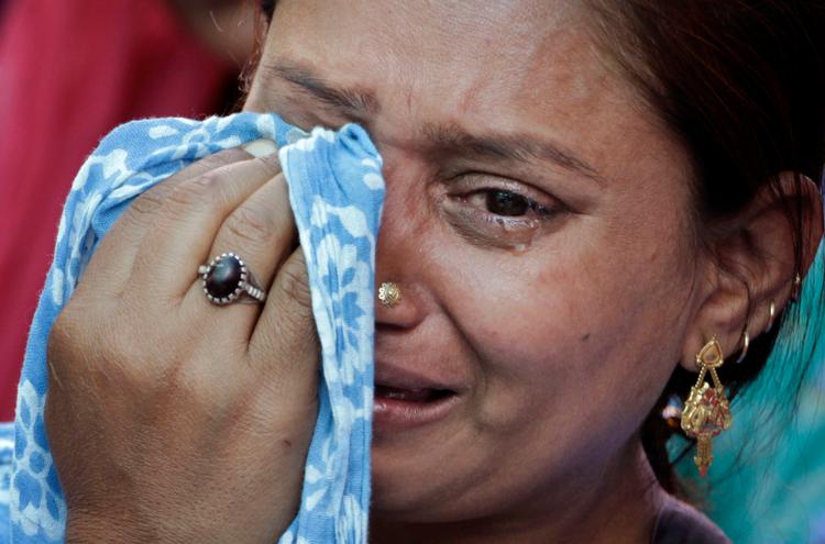 Pårørende til Gujarat-optøjerne holder årlige mindehøjtideligheder for ofrene. Her ses en sørgende kvinde i 2015. Officielt døde 790 muslimer og 254 hinduer under optøjerne i 2002. Foto: Ajit Solanki/Ritzau Scanpix