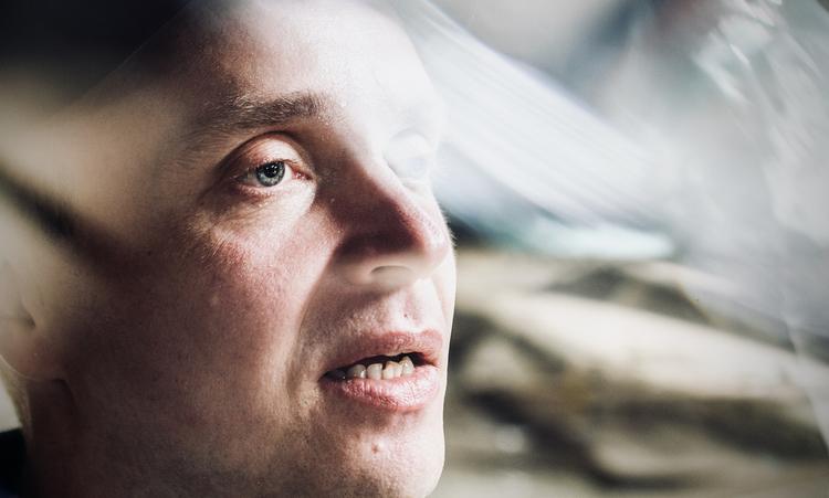 Den blinde Petri Poikoloainen spiller filmens hovedrolle som Jaako, der må famle i mørket og lyset. 