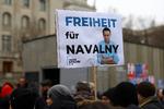 Aktivister demonstrerer foran den russiske ambassade i Berlin. Foto: Lisi Niesner/Ritzau Scanpix