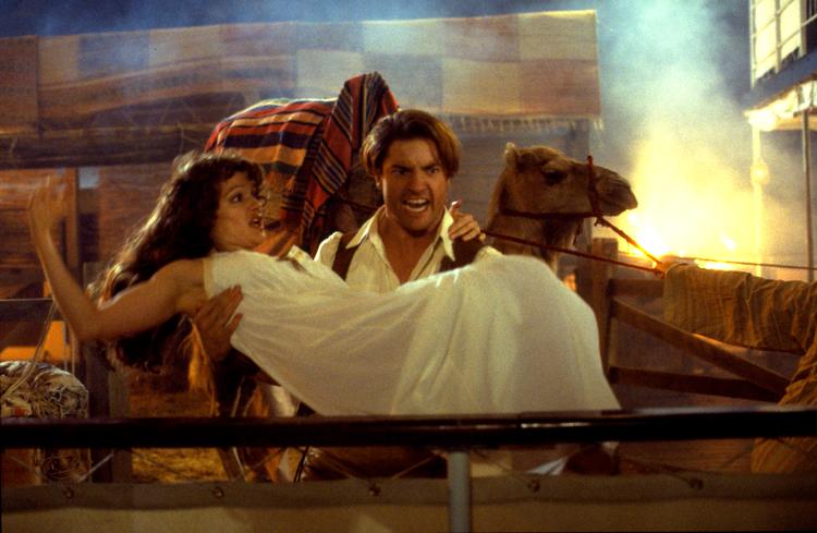 Foto fra filmen ’Mumien’ fra 1999.  »Som straf for at have dræbt farao Seti og gået i seng med hans elskerinde blev den egyptiske præst Imhotep mumificeret, mens han stadig var i live, og forbandet. Men i 1923 bliver han uforvarende genoplivet af en gruppe skattejægere og må nu stoppes, før han kan tage sin endelige og grusomme hævn på verden«, lyder den gribende beskrivelse af filmens handling.  Foto: Pr Foto