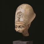 Farao Akhenaten, hugget i limsten. Hovedet blev fundet i et havekapel i et hus tilhørende Panehsi.  Foto: Ola Haupt/Ny Carlsberg Glyptotek