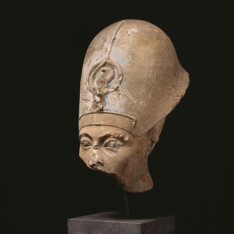 Farao Akhenaten, hugget i limsten. Hovedet blev fundet i et havekapel i et hus tilhørende Panehsi.  Foto: Ola Haupt/Ny Carlsberg Glyptotek