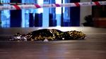 Liget af den dræbte kirkeassistent i Algeciras i det sydlige Spanien blev tildækket af politiet. Foto: Forta/Ritzau Scanpix