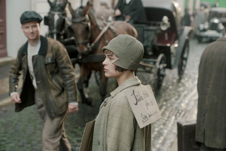 Vicky er pigen fra landet, der søger lykken i Berlin i 1920'erne. Men det er ikke helt let, erfarer hun.  Foto: Beta
