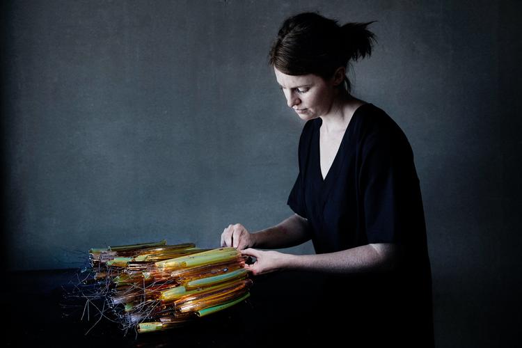 Glaskunstneren Ida Wieth pryder udstillingsplakaten i en opsætning, der er helt hollandsk - og selvfølgelig med de glasstænger, som hun altid arbejder med.  