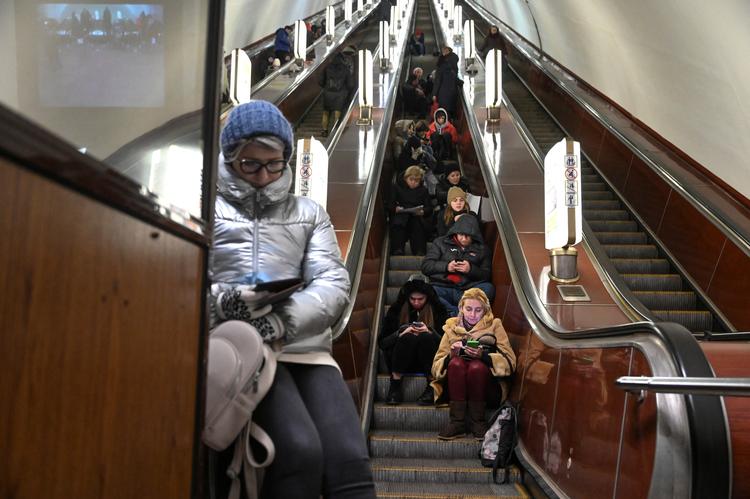 Ukrainere søger beskyttelse på metrostation i Kyiv den 26. januar. Foto: Viacheslav Ratynskyi/Ritzau Scanpix