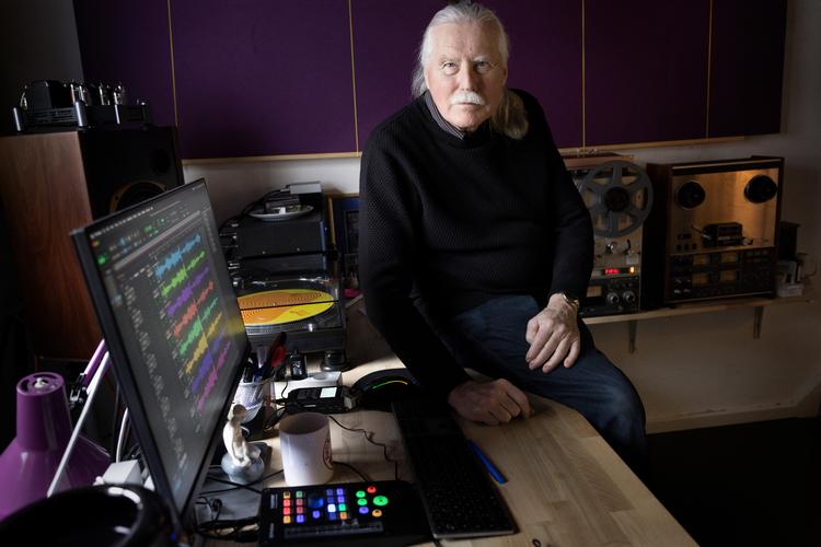 Musikpioneren Gunner Møller Pedersen er i gang med at digitalisere sine mange kasser med spolebånd i et lydstudie i Kødbyen. Foto: Mads Nissen