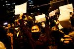 Efterårets protester i Kina er blevet døbt 'A4-revolutionen', fordi mange unge viste deres utilfredshed med censuren ved at holde blankt A4-papir op foran sig. Flere meldes nu anholdt. Foto: Thomas Peter/Ritzau Scanpix