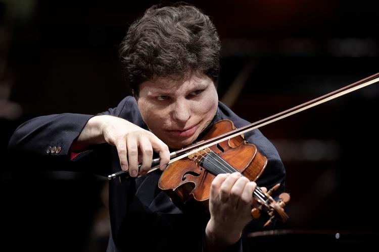 Amerikanske Augustin Hadelich viste sig som en absolut topviolinist torsdag i Koncerthuset.  Foto: Thomas Borberg