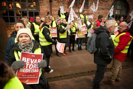 Regeringens planer om at afskaffe Store Bededag har vakt vrede. Her en demonstration foran hovedindgangen til Christiansborg. Foto: Jens Dresling Foto: Jens Dresling