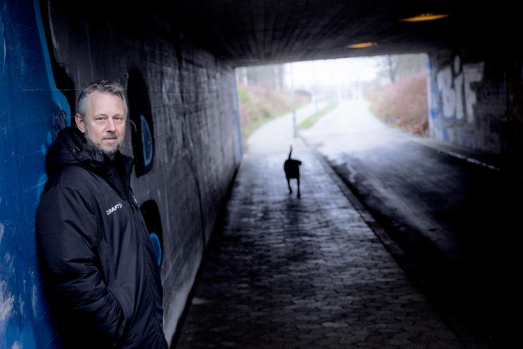 Endelig kunne Gunnar komme ud i det fri, da den strækt engagerede Lars Robl var færdig med at tale om dansk svømnings nye strategi, der fordrer kulturændringer hos både svømmetrænere og Team Danmark. Foto: Mads Nissen