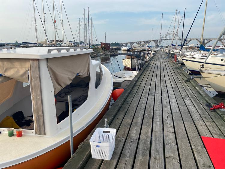På Kalvehave Havn ligger to små motorsejlere, der er bygget om, så turister kan overnatte i dem.  