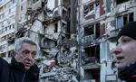 UNHCR har lanceret en ny platform med en af de ukrainske ministre, som skal facilitere koordinationen af den nye indsats for genopbygningen af Ukraine. ​»Det bliver den næste helt store udfordring«, når FN's flygtningehøjkommissær Filippo Grandi at sige, før telefonforbindelsen støjer. Her ses han under sit besøg i Kharkiv. Foto: Stringer/Ritzau Scanpix