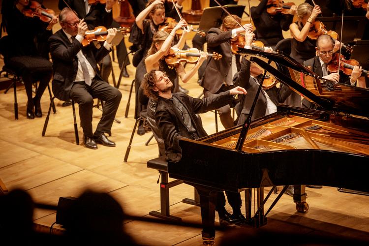 Martin Helmchen har før været solist i Brahms med danske orkestre. Her ses han i aktion i Konservatoriets Koncertsal fredag. Foto: Miriam Dalsgaard