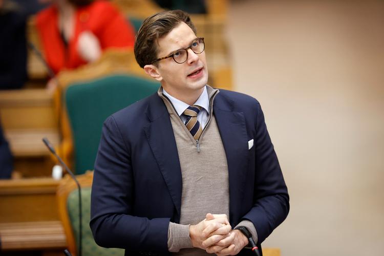 Liberal Alliances partileder Alex Vanopslagh fik lyst til at sige 'spejl' i Folketingets sal.  Foto: Jens Dresling