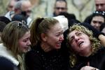 Venner og familie sørger ved begravelsen over en af de dræbte ved fredagens skyderi ved en synagoge i det østlige Jerusalem.  Foto: Ronen Zvulun/Ritzau Scanpix
