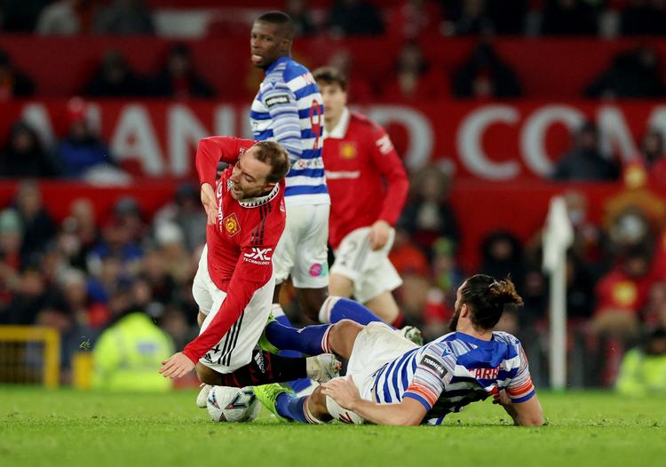 Med denne tackling fik Andy Carroll nedlagt og skadet Christian Eriksen, da Manchester United besejrede Reading.
 Foto: Phil Noble/Ritzau Scanpix