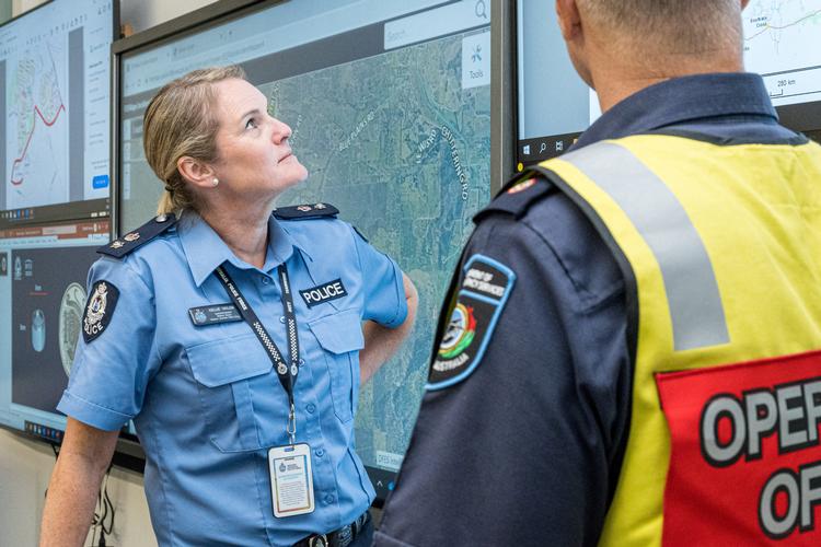 Myndighederne studerer et kort i eftersøgningen af den radioaktive kapsel.  Foto: Department of Fire and Emergency/Ritzau Scanpix