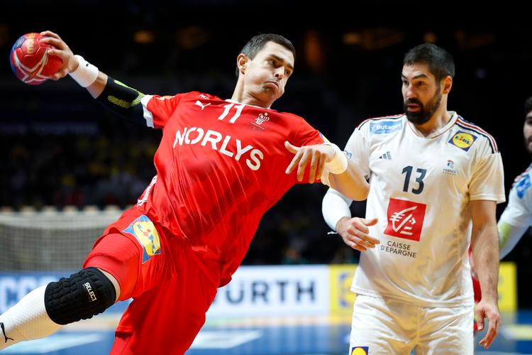 Med sin præstation for Danmark i anden halvleg af VM-finalen i Stockholm fik Rasmus Lauge selv det franske ikon Nikola Karabatic til at måbe.  Foto: Jens Dresling