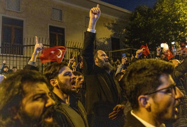 Rasmus Paludans koranafbrændinger har udløst protster i Tyrkiet. Billedet er fra 22. januar foran det svenske konsulat i Istanbul.  Foto: Umit Bektas/Ritzau Scanpix