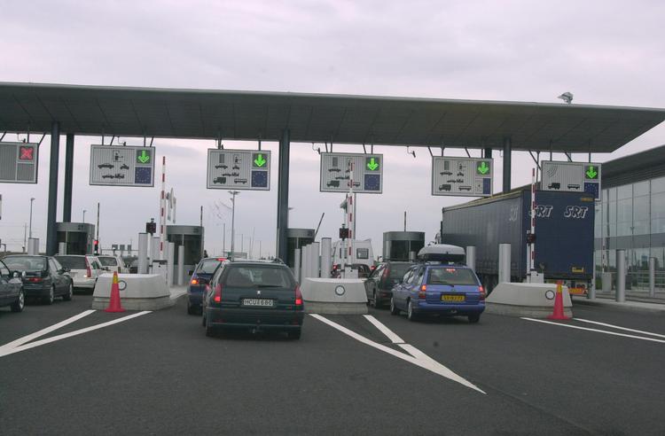 Den økonomiske situation i Sverige har også sat den svenske krone under pres til fordel for de danskere, som kører over broen for at handle.  Foto: Kim Agersten/Ritzau Scanpix