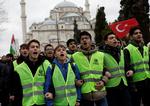 Demonstranter i Istanbul i går protesterer mod koranafbrændingerne.  Foto: Murad Sezer/Ritzau Scanpix