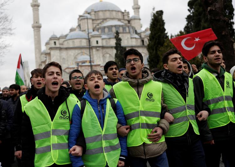 Demonstranter i Istanbul i går protesterer mod koranafbrændingerne.  Foto: Murad Sezer/Ritzau Scanpix