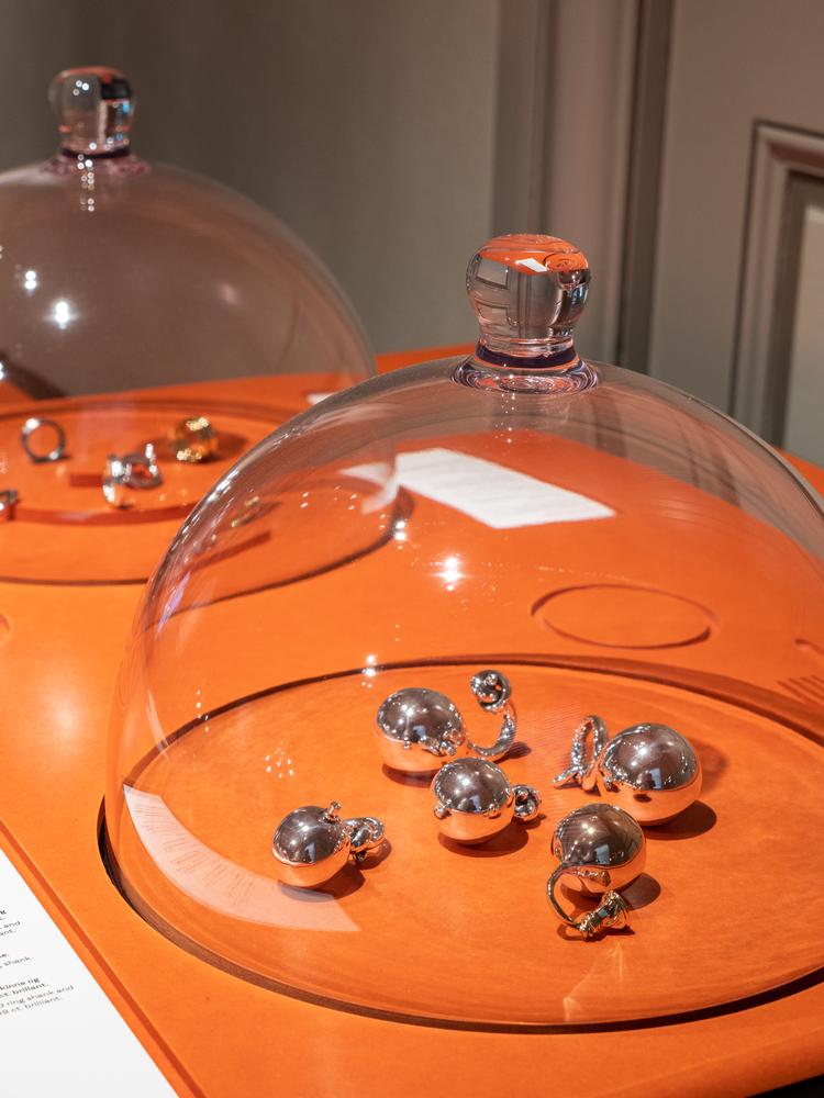 Gitte Bjørn har dækket op til det helt store selskab. Alle ringe er placeret under glaskupler, som var de små stykker tapas. Her er det ringe med indvendig lyd.  