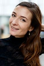 P1-vært Iben Maria Zeuthen har lyst til tro og lader sig inspirere af gode prædikener i kirken. Nu har hun også en slags lydbrevkasse sammen med et panel af præster.  Foto: Agnete Schlichtkrull/DR